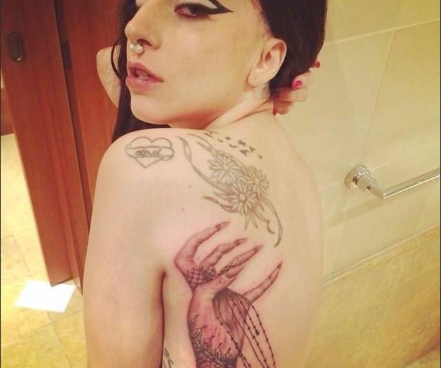 Gaga rinde tributo a sus fanáticos a través de este tatuaje