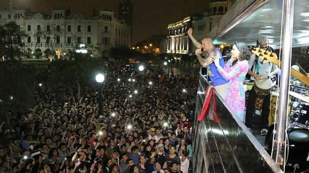Calle 13 en el concierto improvisa en Lima. Vía  @sociedad_ECpe 