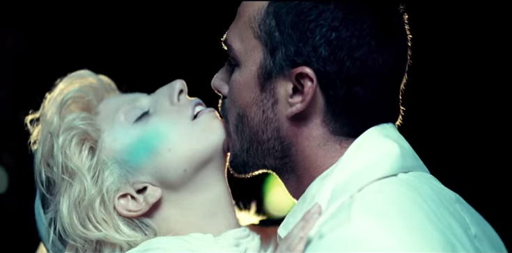 Lady Gaga y Taylor Kinney en el videoclip de You & I