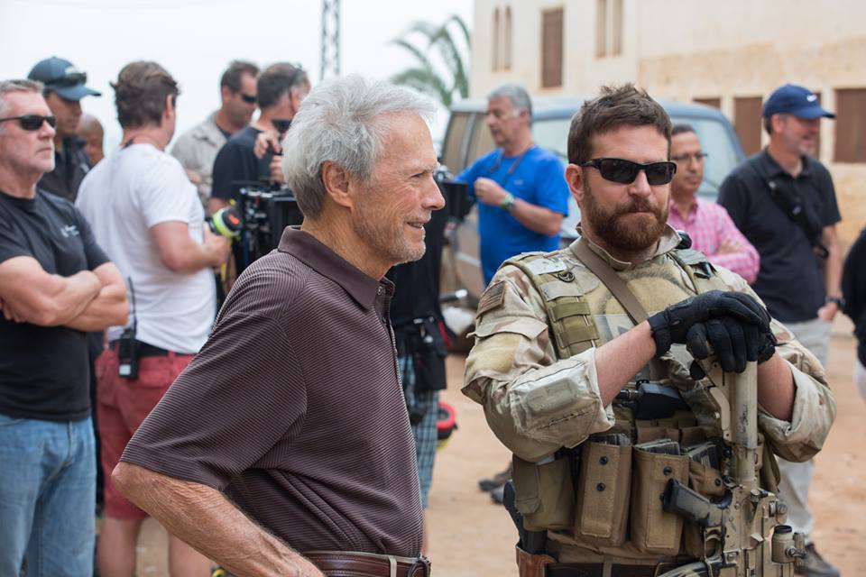 Clint Eastwood y Bradley Cooper en el set de American Sniper