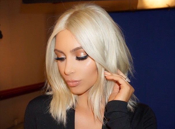 Kim Kardashian con su nuevo look