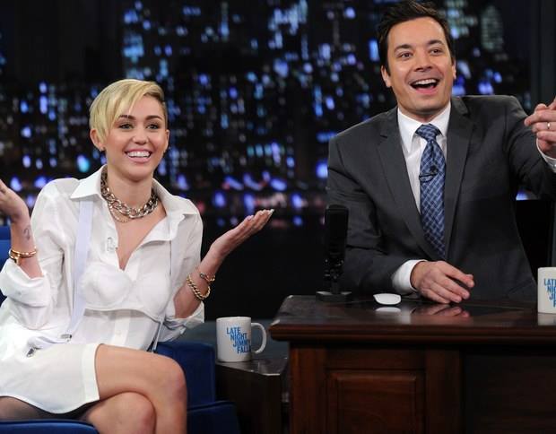 La cantante Miley Cyrus con Jimmy Fallon en el programa The Tonight Show