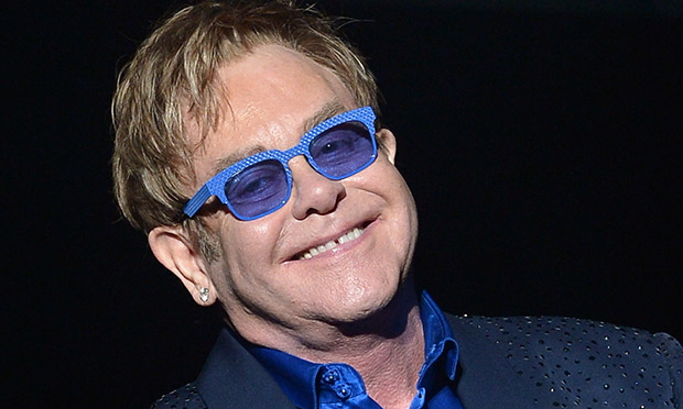 Elton John se prepara para el debut de su nuevo disco de estudio, Wonderful Crazy Night.