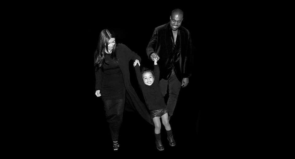 Kim Kardashian junto a su hija y a su esposo