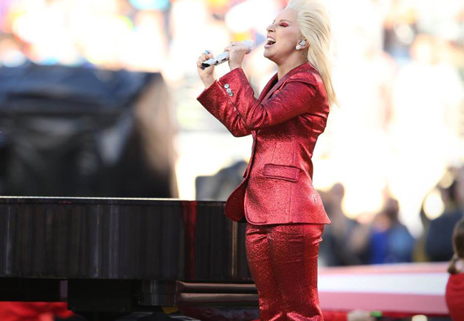 Lady Gaga en el escenario del Super Bowl