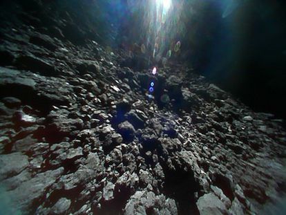 Imagen del asteroide Ryugu obtenida por la agencia espacial japonesa (JAXA).