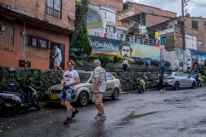 Varios turistas recorren las calles del barrio Pablo Escobar.