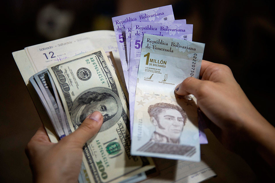 economía venezolana - bolívares y dólares