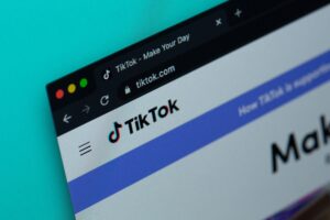 Cadena BBC pide a su personal borrar TikTok