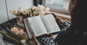 cual-es-la-relacion-entre-el-antiguo-y-el-nuevo-testamento-en-la-biblia-y-como-se-conectan.jpg
