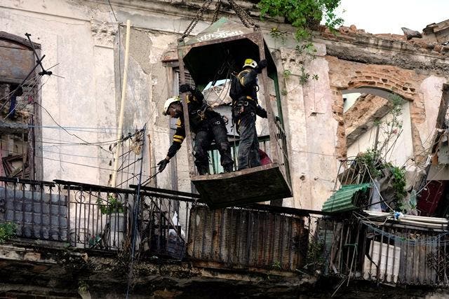 Al menos dos los muertos en derrumbe de un edificio en el centro de La Habana 7 AP 0019455458