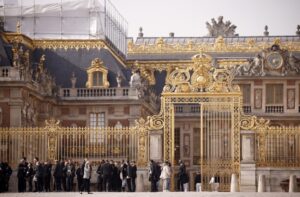 Evacuan-de-nuevo-el-Palacio-de-Versalles-y-al-menos.jpg