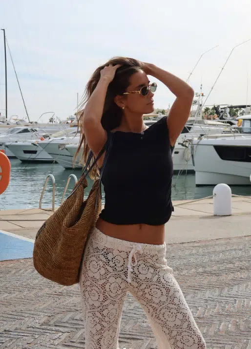 Pantalón blanco boho y top sin mangas