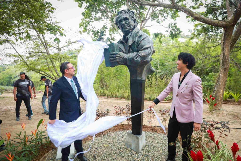 Rafael Cadenas - Busto - Parque de Los Escritores-compressed