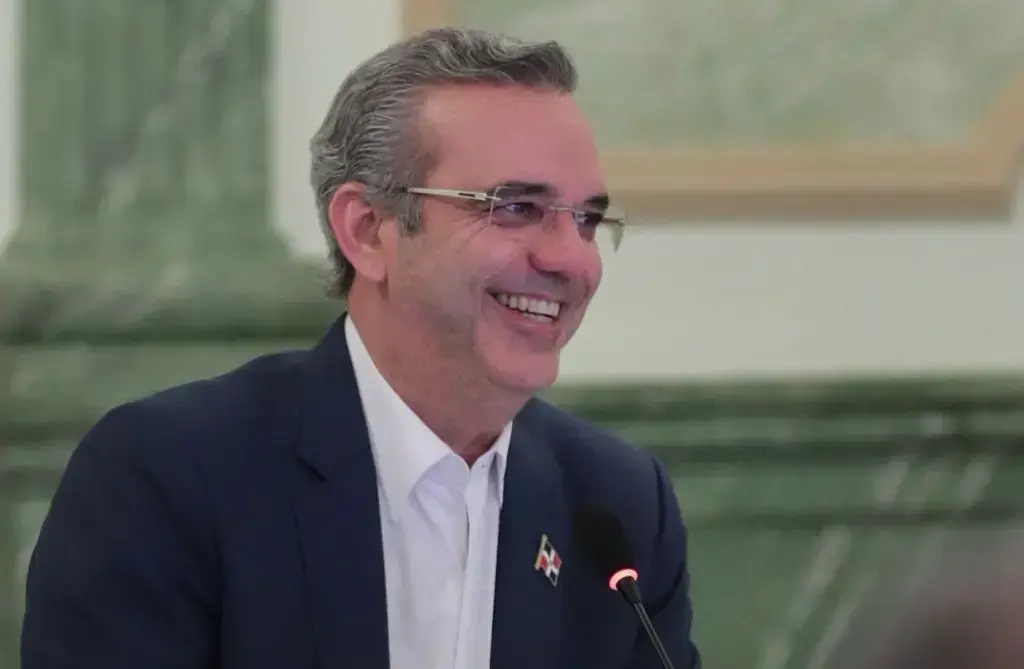 Luis-abinader-riendo.webp.webp.webp