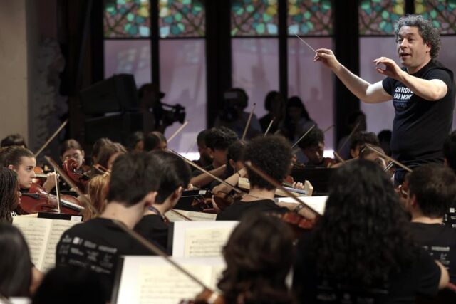 El Sumario - Músicos de nueve países ensayaron bajo la batuta de Dudamel Gustavo Dudamel