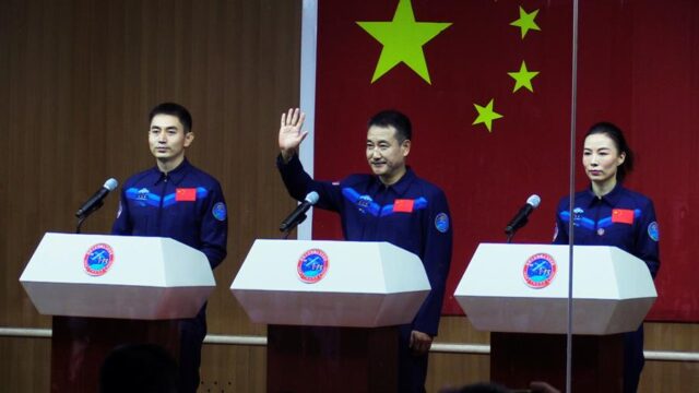 El Sumario - Astronautas de la estación espacial china completan pruebas científicas astronautas
