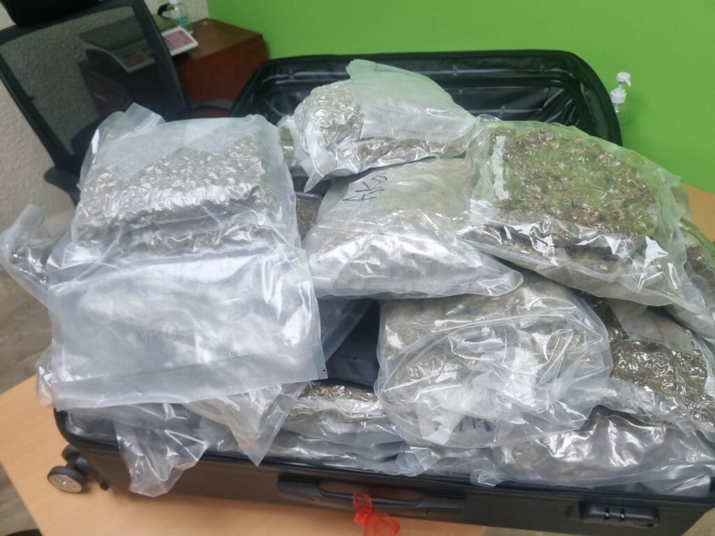 Detienen-hombre-y-ocupam-40-paquetes-de-presunta-marihuana.jpg