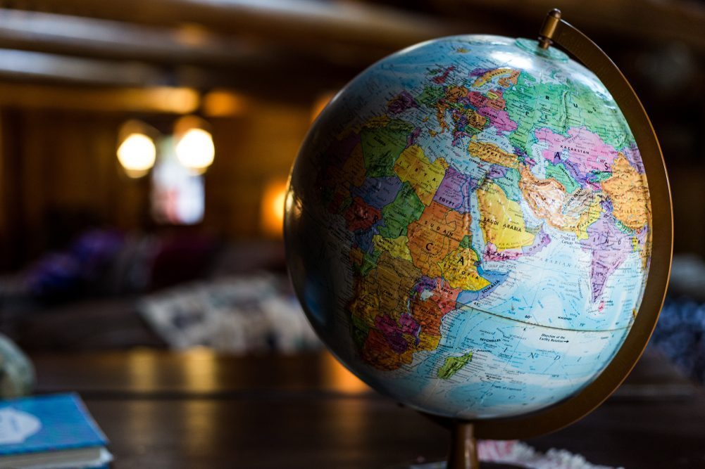 La influencia de las tensiones geopolíticas en los precios y el suministro de petróleo: Un análisis en la era global 