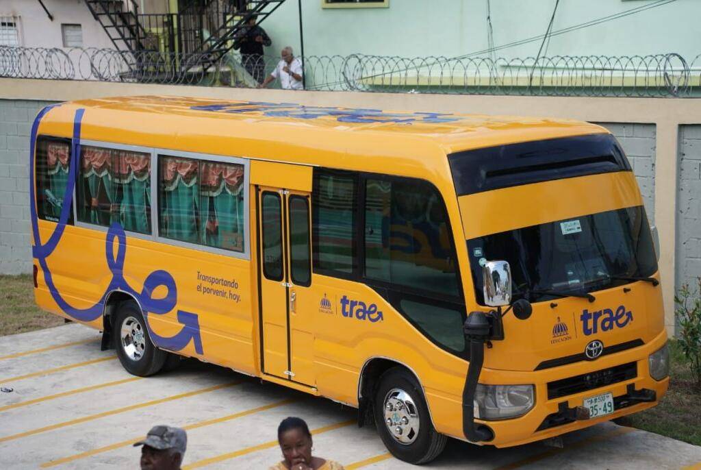 Viceministro aborda eficiencia de sistema de transporte público del Minerd y Pruebas Nacionales. 