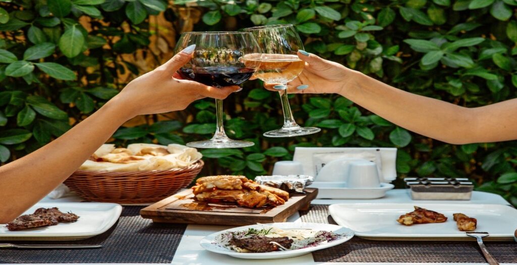  Descubre las deliciosas combinaciones de vinos, cócteles y comida 