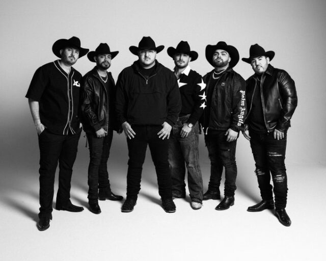 El Sumario - Grupo Frontera y Romeo Santos fusionan ritmos en "Ángel" Grupo Frontera
