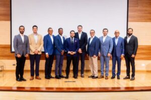 Junta-directiva-de-APROCOVICI-junto-al-expositor-Raull-Ovalle-Marte-1024x683.jpg