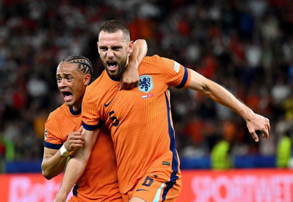 Países Bajos remontó y doblegó a una aguerrida selección turca en Eurocopa