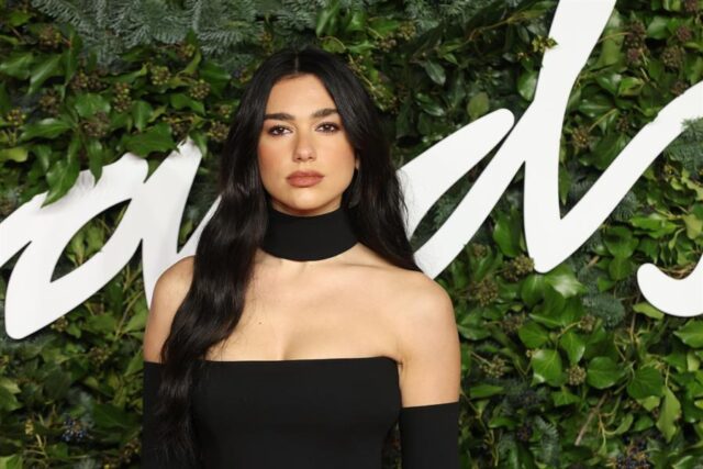 El Sumario - Dua Lipa elige "La mala costumbre" para club de lectura Dua Lipa