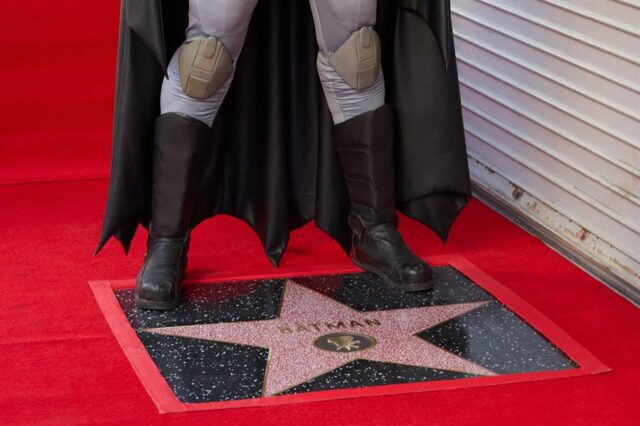 El Sumario - Batman recibe estrella en el Paseo de la Fama Batman