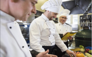 Más que un Delantal: La Diferencia entre un Gastrónomo y un Cocinero