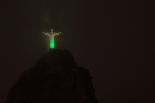 El Sumario - Cristo Redentor de Río se ilumina en homenaje a Pelé Cristo Redentor