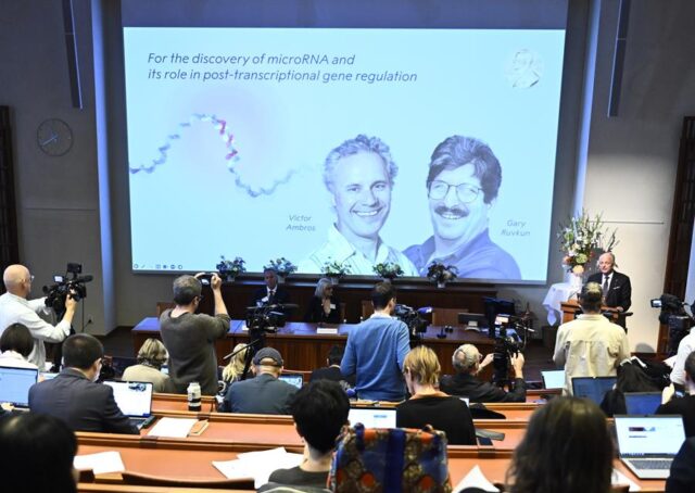 El Sumario - Nobel de Medicina para descubridores del micro-ARN Nobel de Medicina