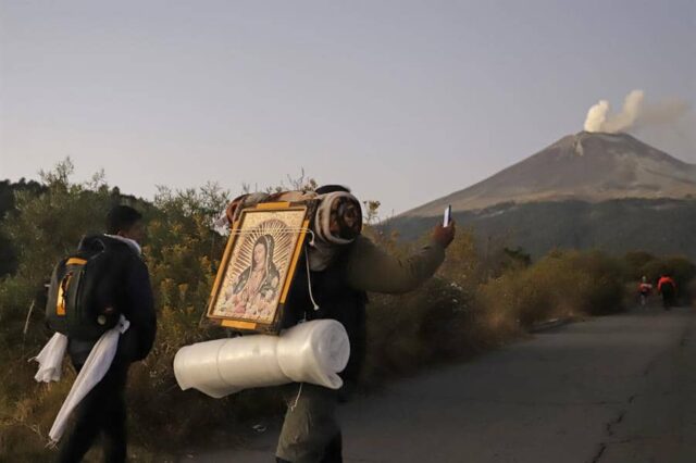 El Sumario - Fieles comienzan peregrinaje de la Virgen de Guadalupe Virgen de Guadalupe