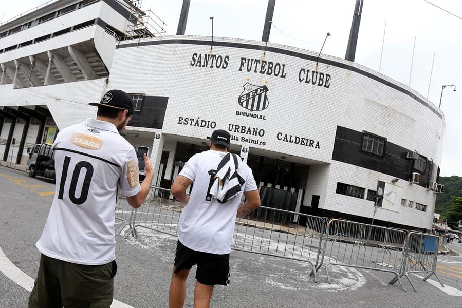 Neymar llega a Brasil para firmar con el Santos