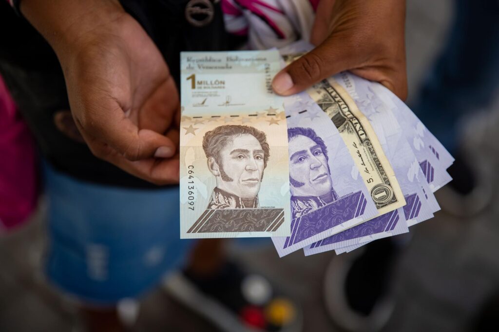 bolívares y dólares