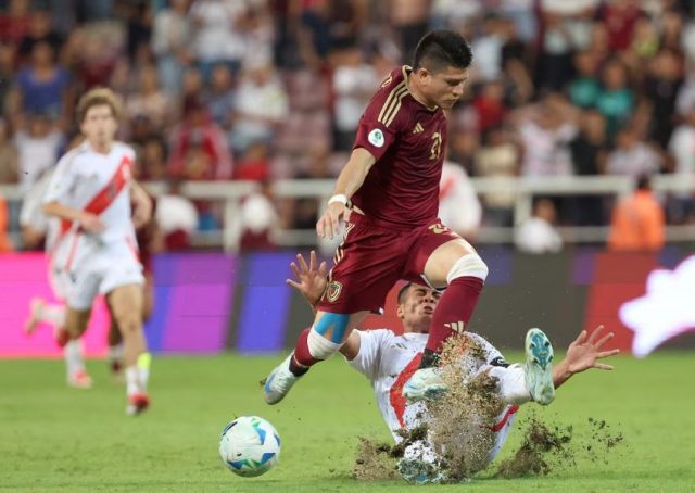 Venezuela goleó a Perú y encabeza su grupo en goles average