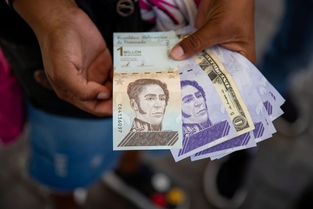 bolívares y dólares
