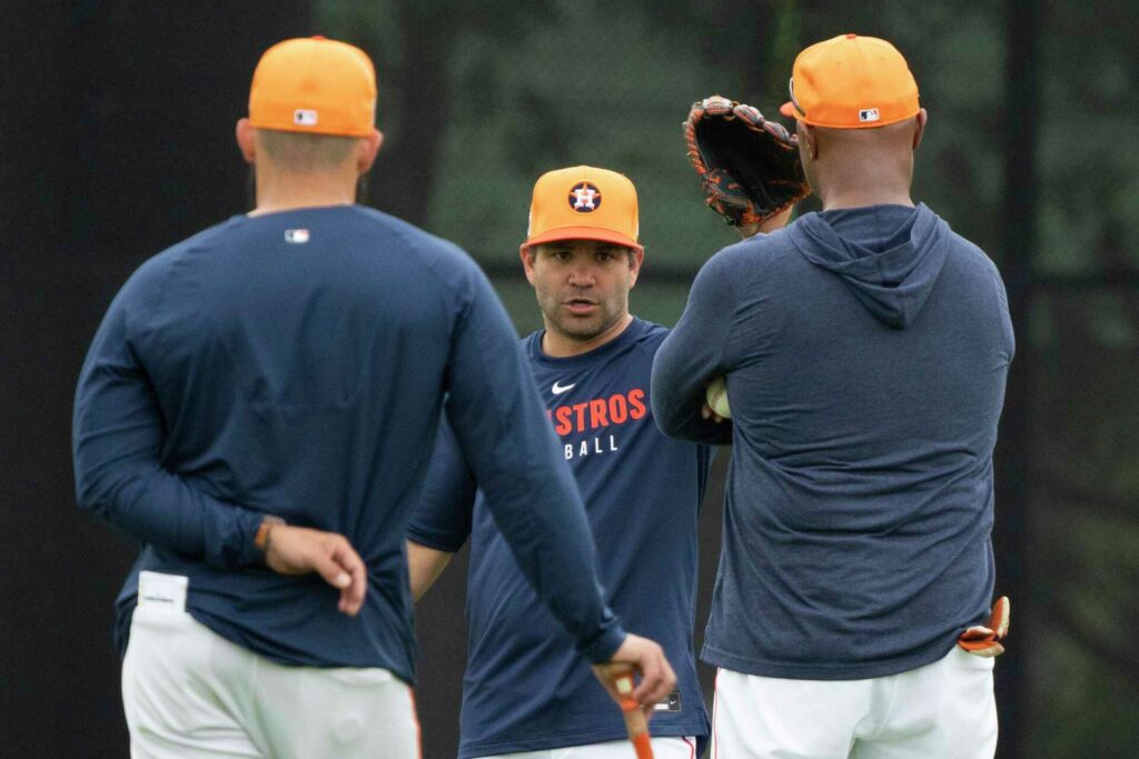 Altuve se prepara para hacer el cambio de posición