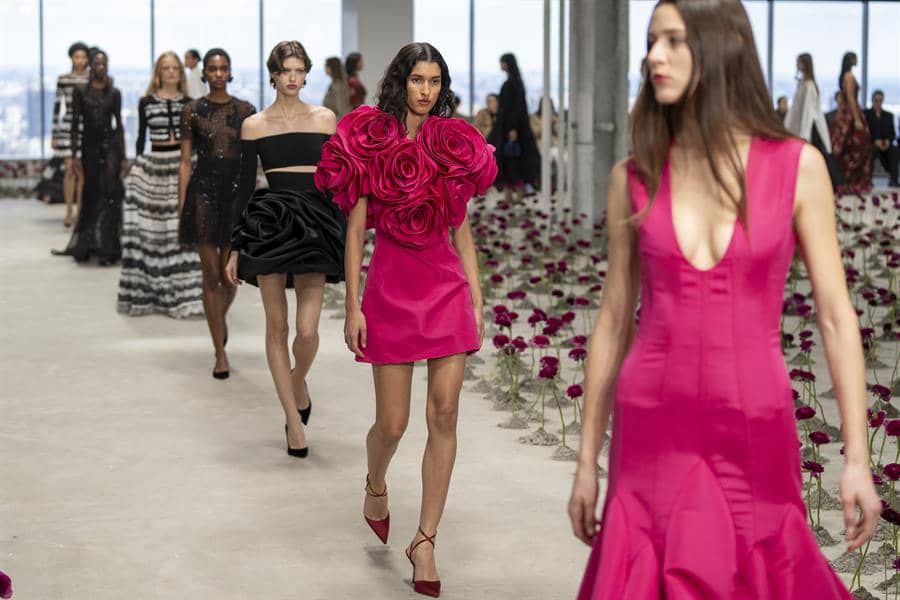 Carolina Herrera recrea un jardín en semana de la moda de Nueva York