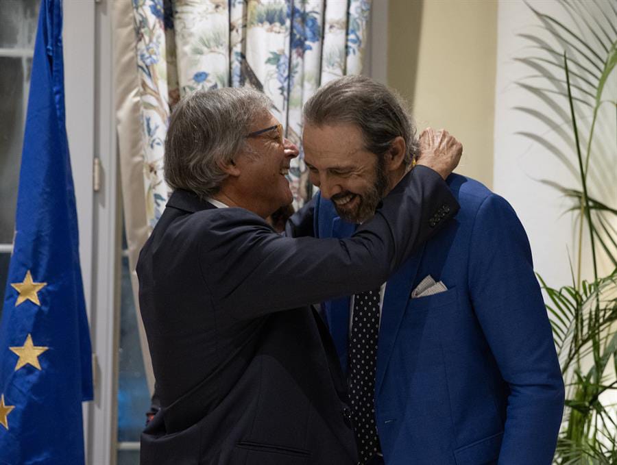 España condecora a Juan Luis Guerra con Orden de Isabel la Católica