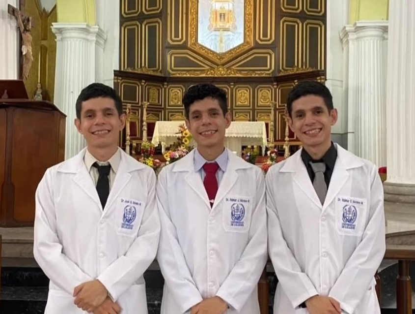 ULA: Trillizos hacen historia graduándose como médicos con altos promedios