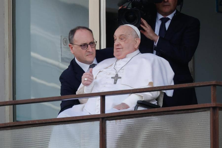 El papa Francisco salió del hospital rumbo al Vaticano