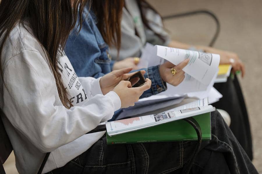 Estudio revela que usar el celular menos de 2 horas al día mejora la salud mental