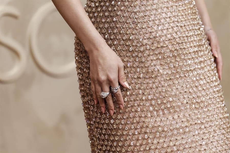 Selena Gómez lució un vestido en los Óscar con 16.000 gotas de vidrio y cristales