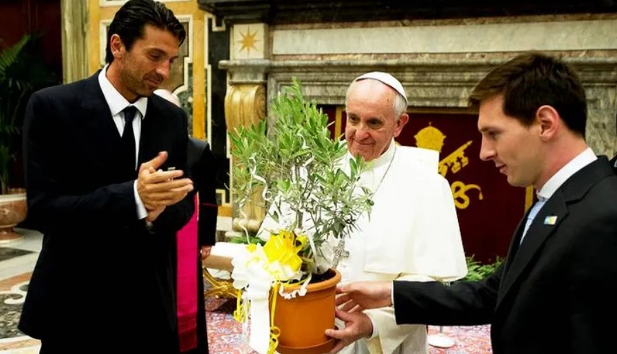 Messi agradeció al papa Francisco por hacer del mundo «un lugar mejor»