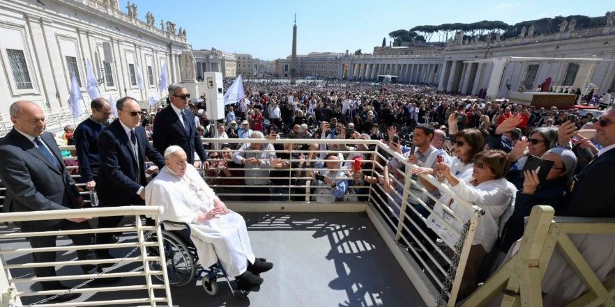 Papa Francisco habló ante los fieles presencialmente: «Buen domingo a todos»