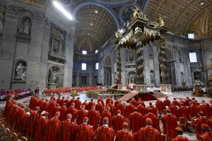 Cardenales se encierran en la Capilla Sixtina para iniciar el cónclave