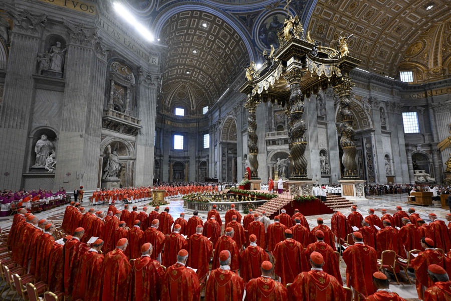 Cardenales se encierran en la Capilla Sixtina para iniciar el cónclave
