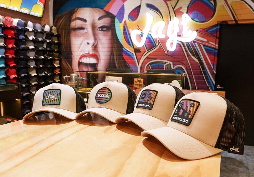 La gorra tomó la calle: un accesorio urbano que define la moda en Venezuela